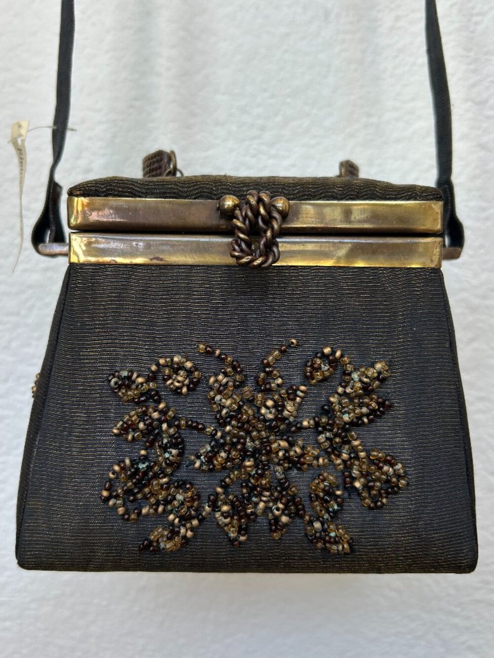 Vintage-style beaded box hand bag.